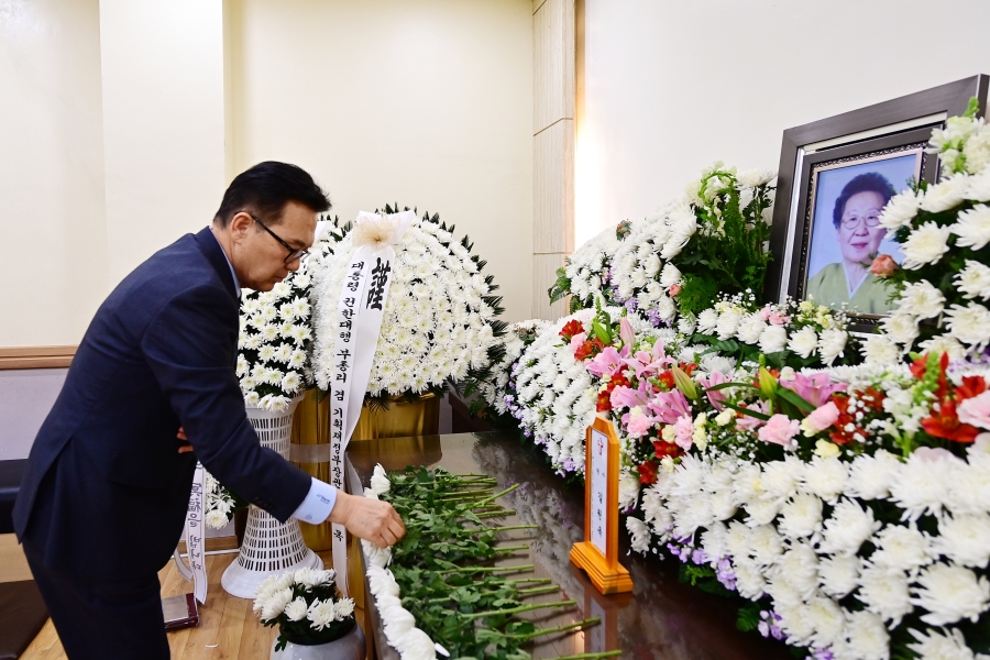 이재호 연수구청장은 17일 일본군 위안부 피해자인 고(故) 길원옥 할머니의 빈소를 조문했다